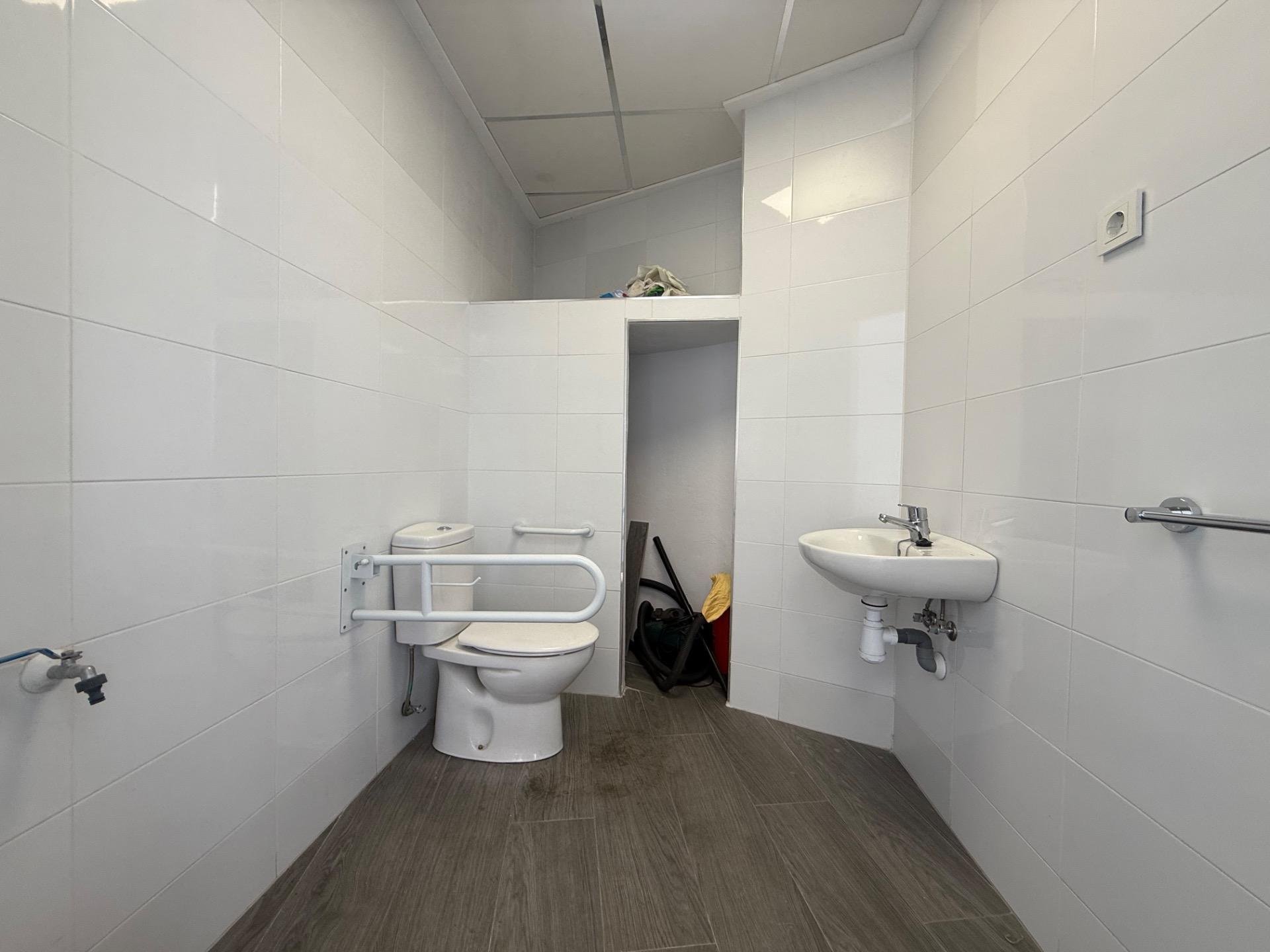 Office à Torrevieja, Alicante, Espagne 50 m2 No. 165924