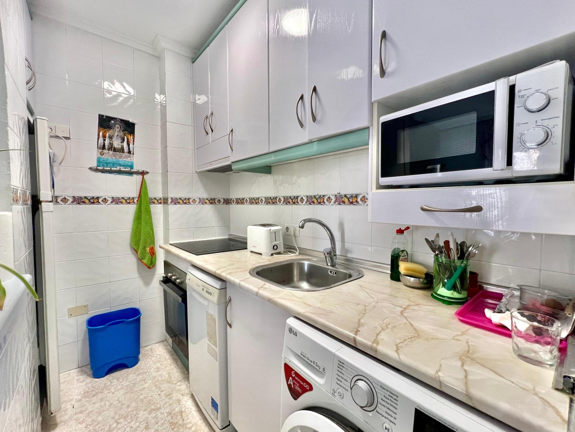 Apartamento en Torrevieja, Alicante, España 1 dormitorio, 63 m2 No. 196655