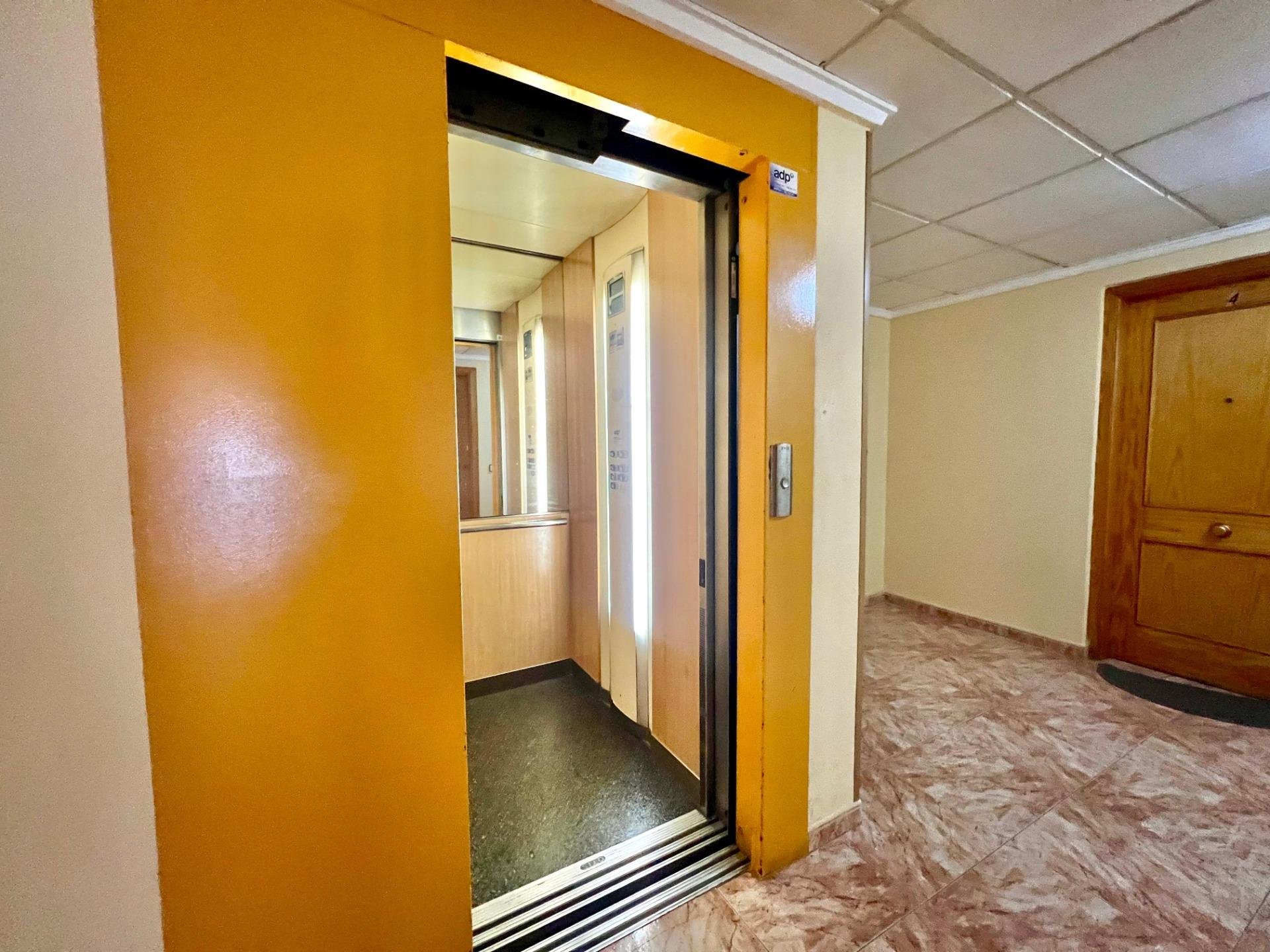 Apartamento en Torrevieja, Alicante, España 1 dormitorio, 63 m2 No. 196655