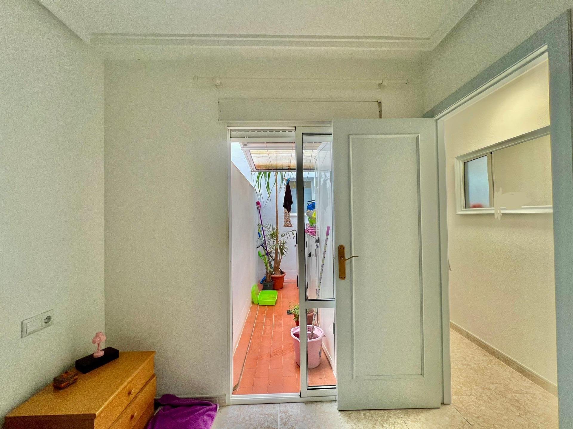 Apartamento en Torrevieja, Alicante, España 1 dormitorio, 63 m2 No. 196655