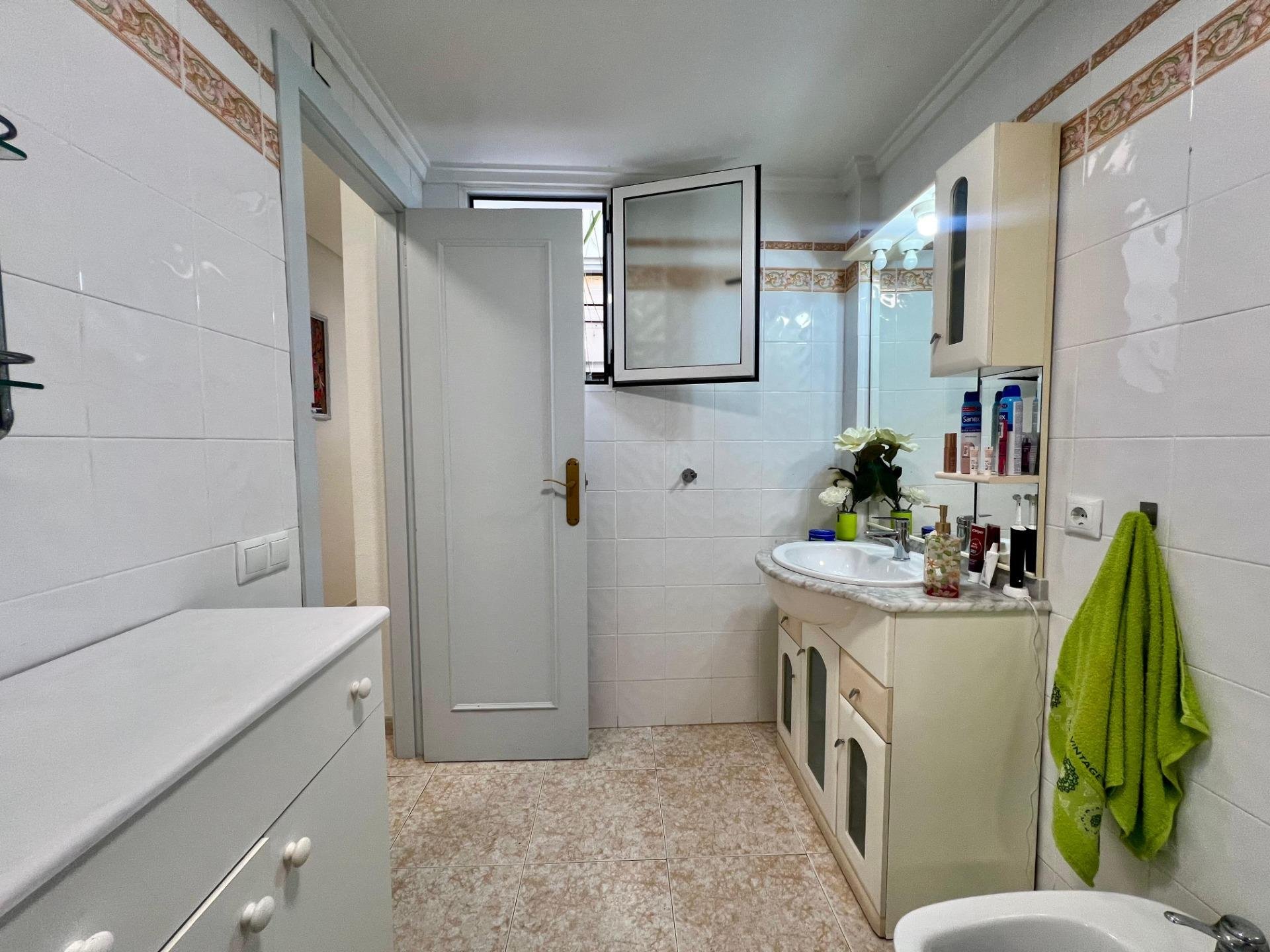 Apartamento en Torrevieja, Alicante, España 1 dormitorio, 63 m2 No. 196655