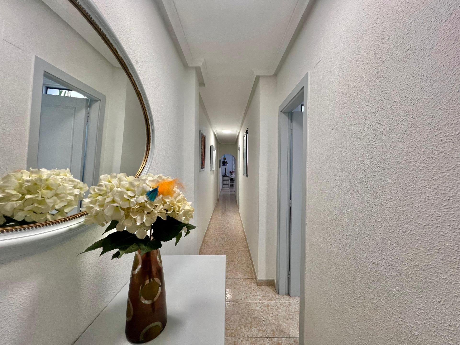 Apartamento en Torrevieja, Alicante, España 1 dormitorio, 63 m2 No. 196655