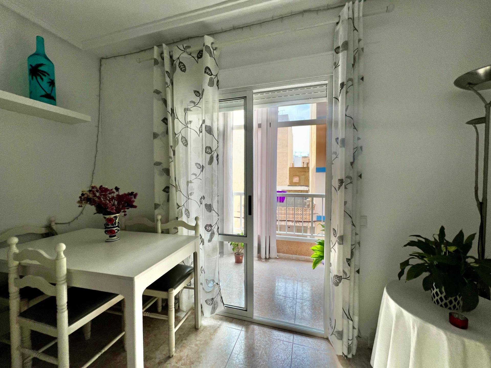Apartamento en Torrevieja, Alicante, España 1 dormitorio, 63 m2 No. 196655
