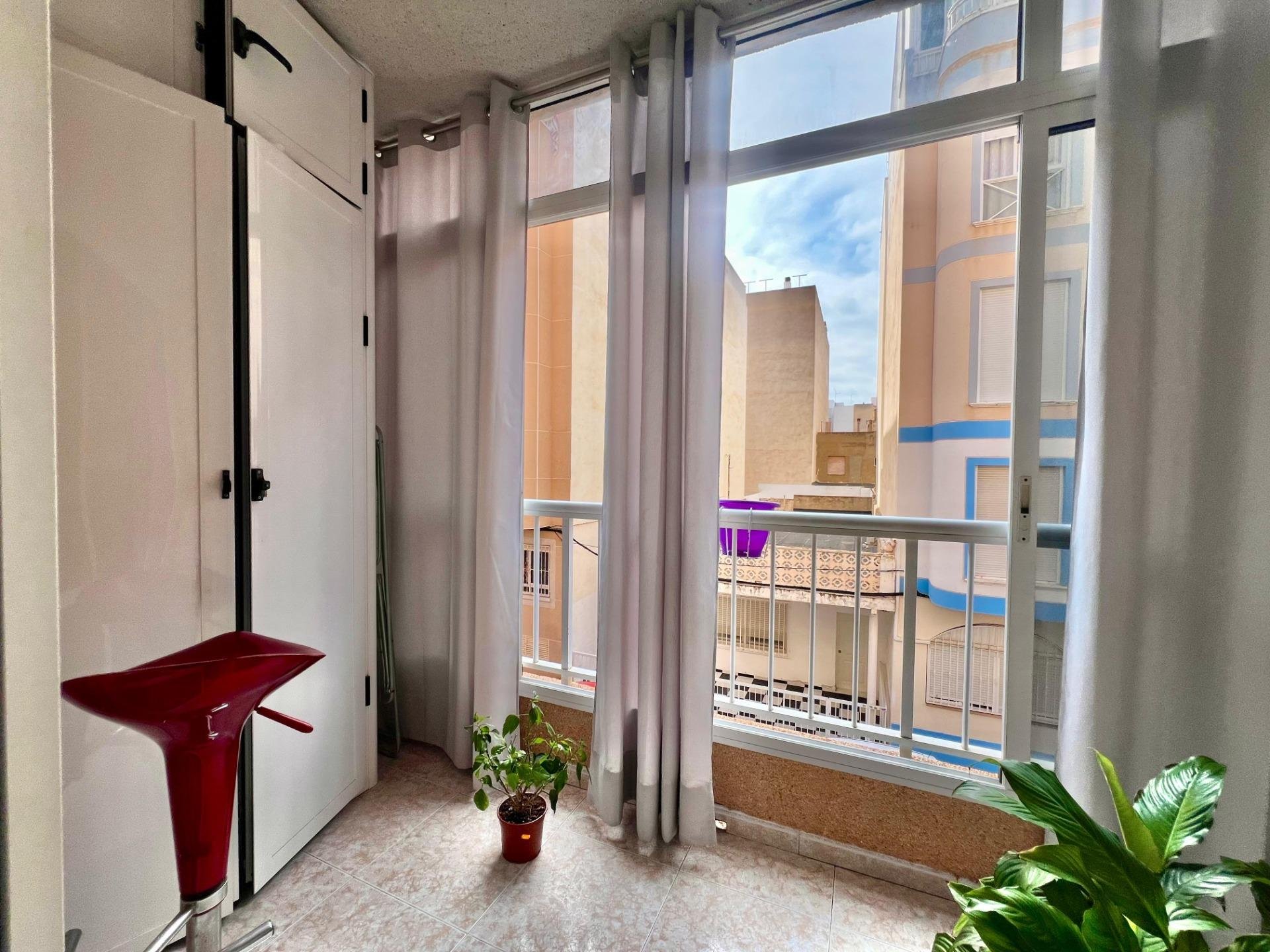 Apartamento en Torrevieja, Alicante, España 1 dormitorio, 63 m2 No. 196655