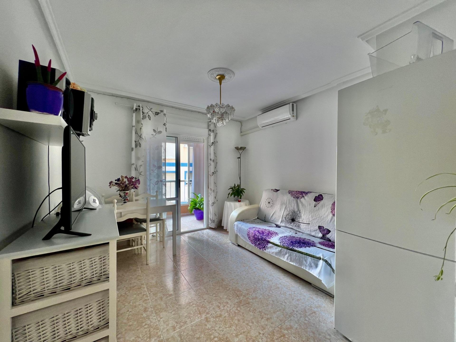 Apartamento en Torrevieja, Alicante, España 1 dormitorio, 63 m2 No. 196655