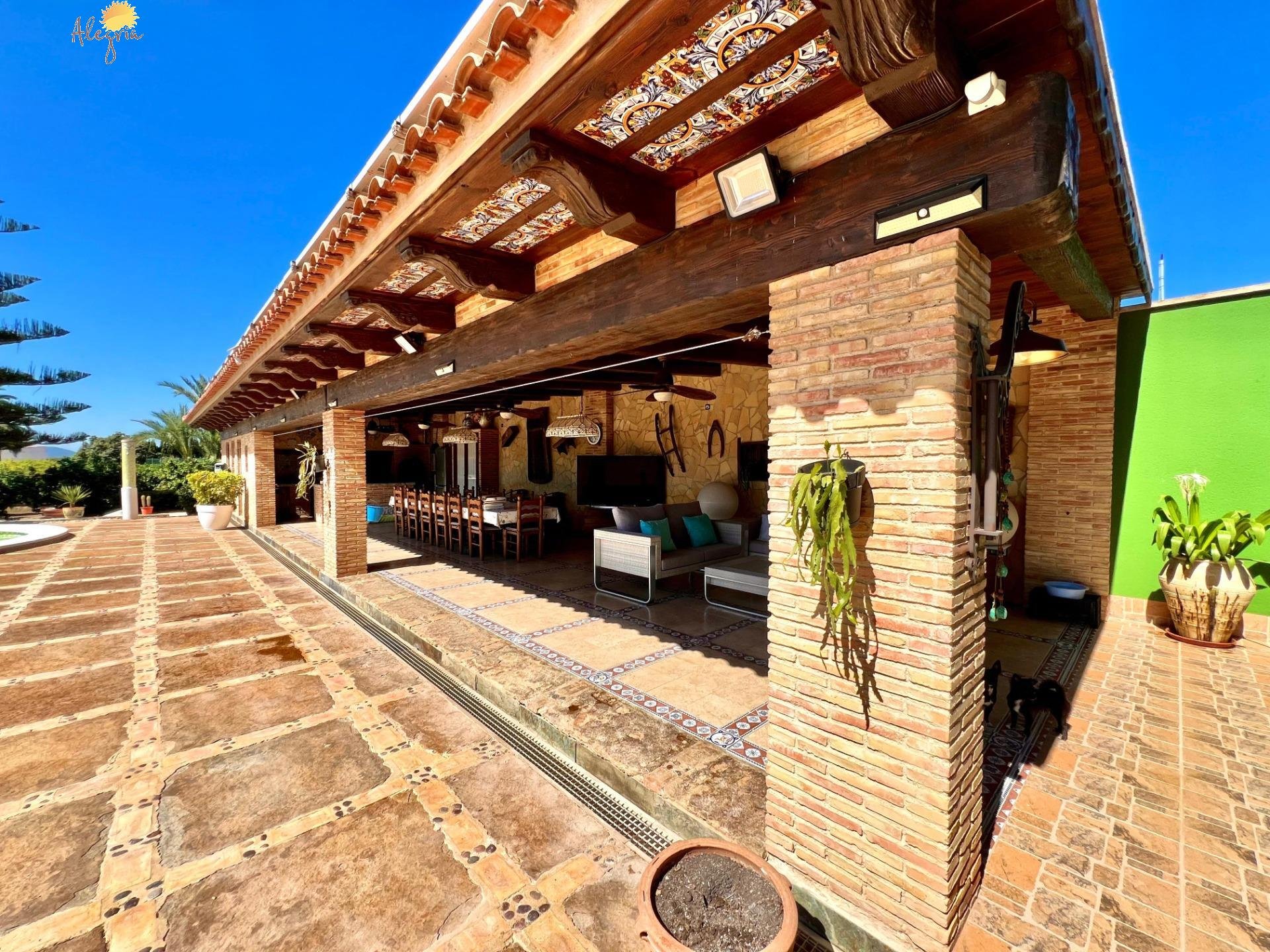 Villa i Almoradi, Alicante, Spanien 4 sovrum, 493 kvm. Nr. 196652