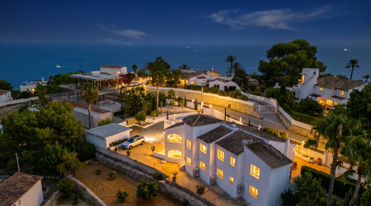 Villa a Benissa, Alicante, Spagna 5 camere da letto, 350 mq. N° 191859