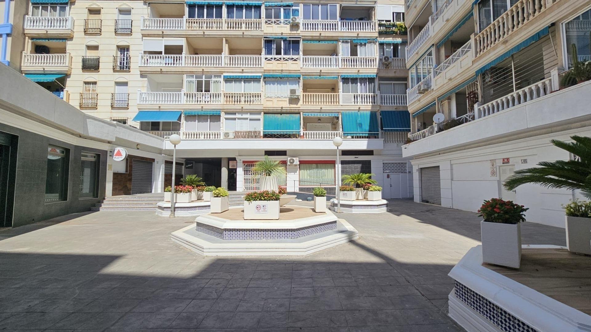 Apartment à Torrevieja, Alicante, Espagne 2 chambres, 75 m2 No. 184375