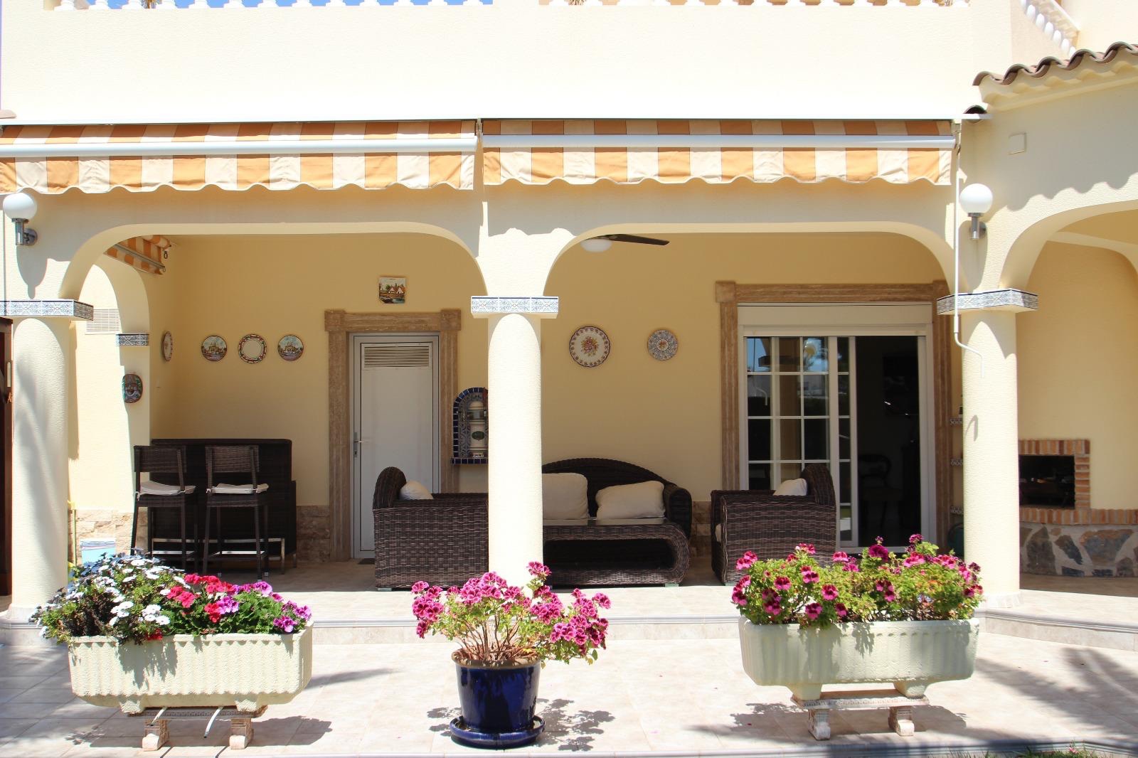 Villa en Punta Prima, Alicante, España 4 dormitorios, 250 m2 No. 136969