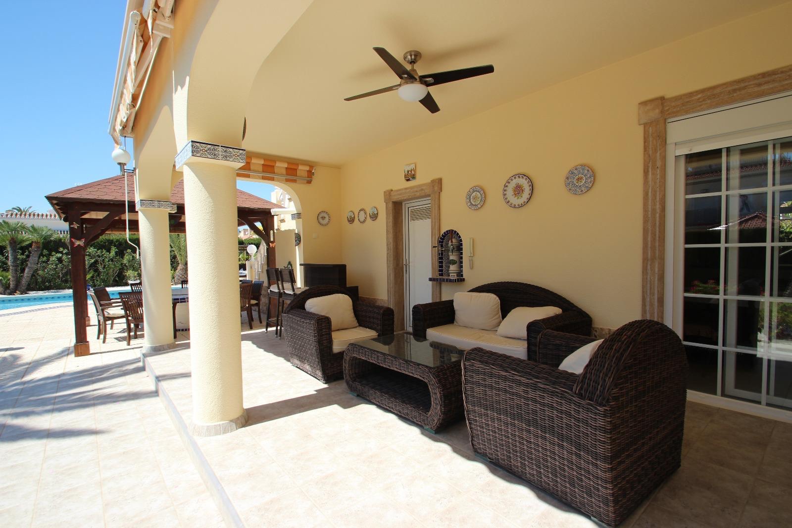 Villa en Punta Prima, Alicante, España 4 dormitorios, 250 m2 No. 136969