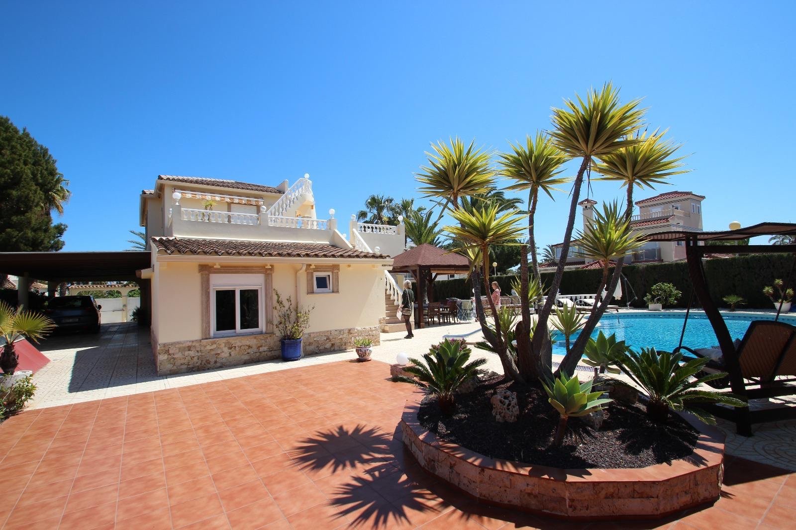 Villa en Punta Prima, Alicante, España 4 dormitorios, 250 m2 No. 136969
