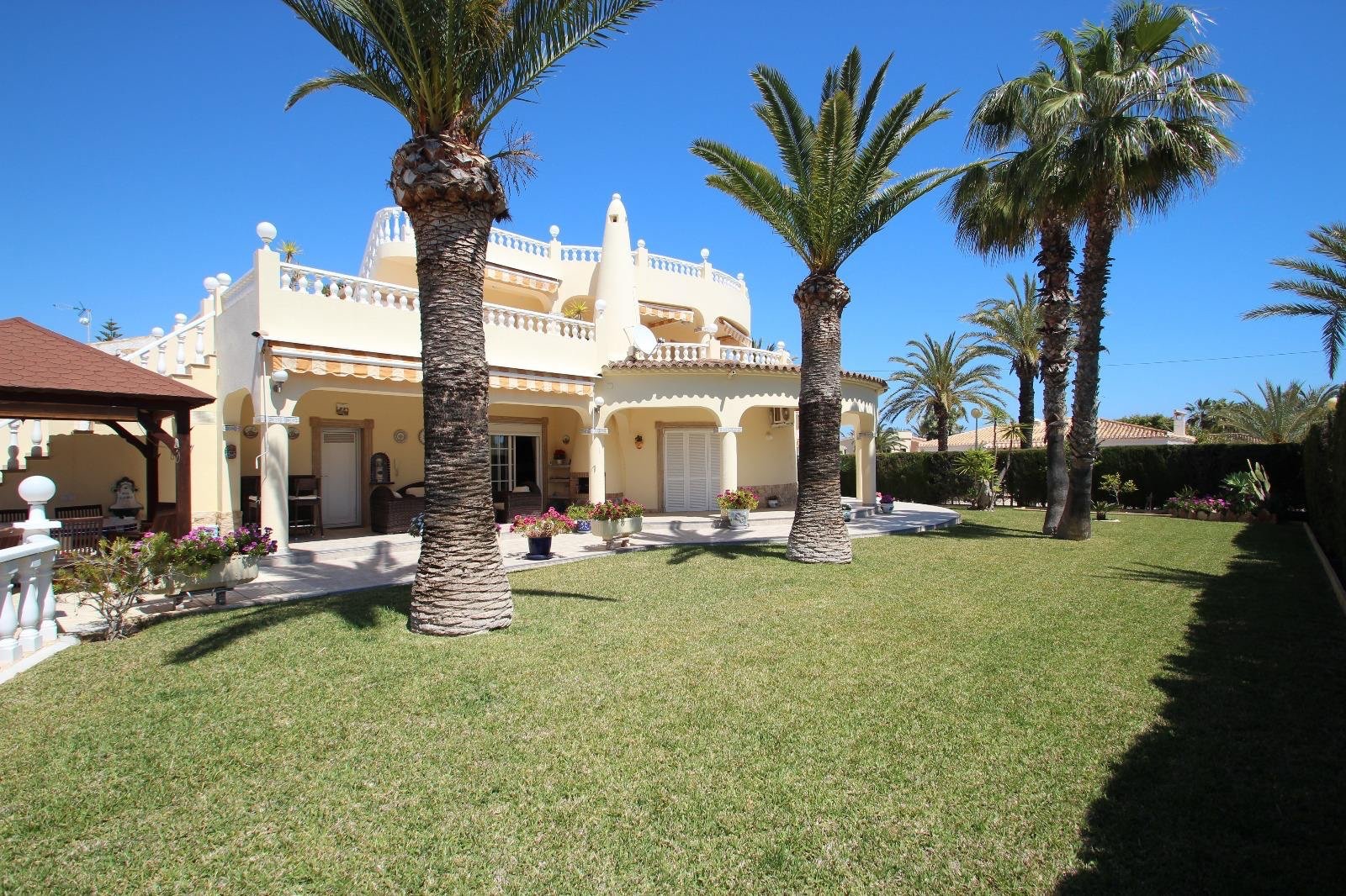 Villa en Punta Prima, Alicante, España 4 dormitorios, 250 m2 No. 136969