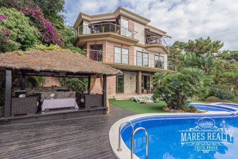 Villa in Lloret de Mar, Girona, Spain 4 bedrooms, 403 sq.m. No. 94170