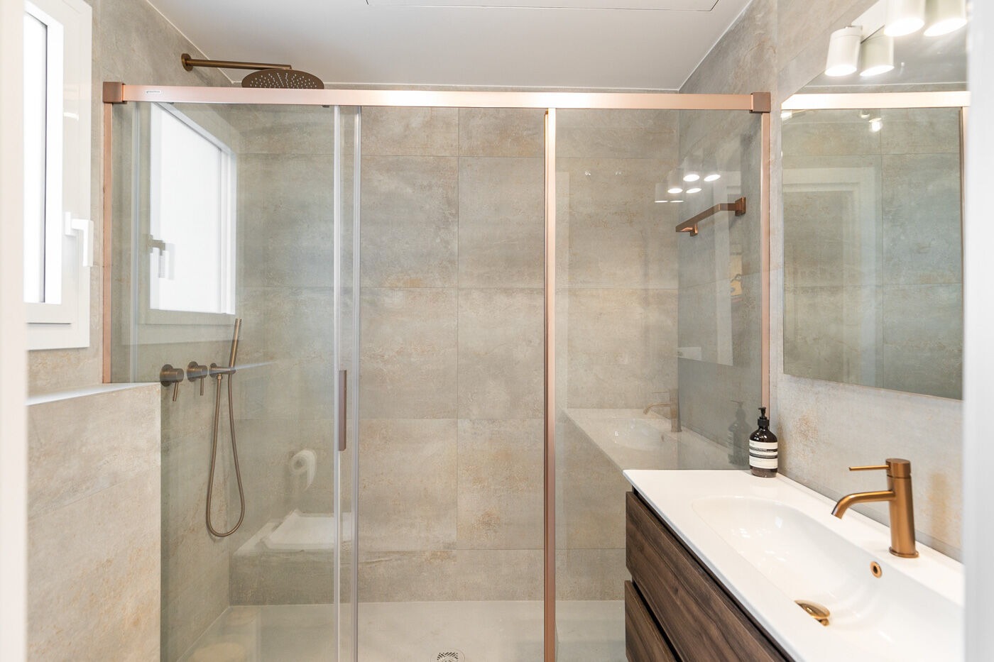 Apartamento en Barcelona, España 4 dormitorios,  No. 140981