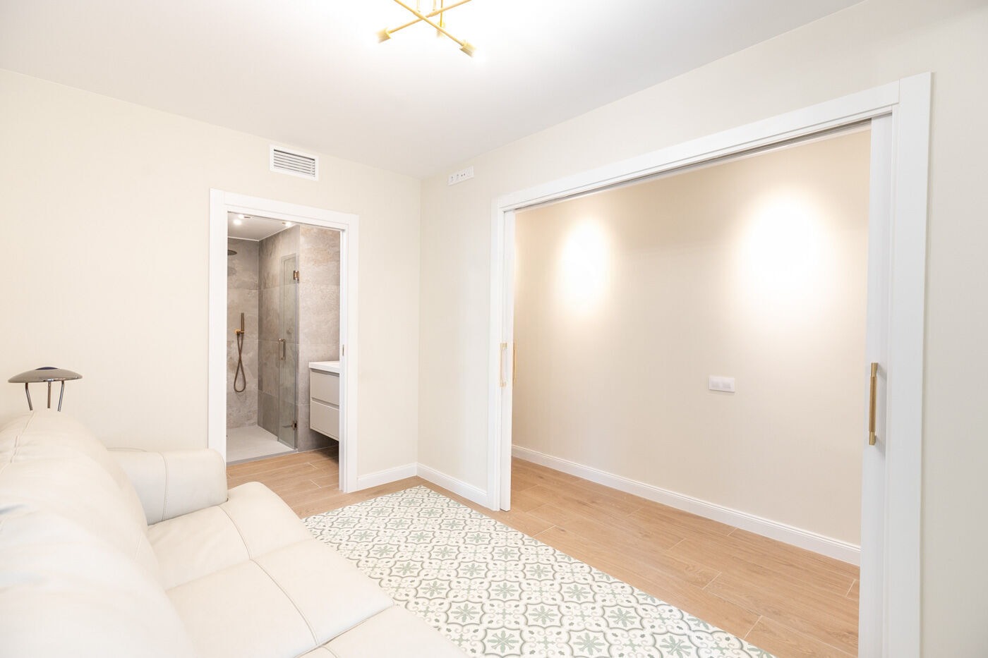 Apartamento en Barcelona, España 4 dormitorios,  No. 140981