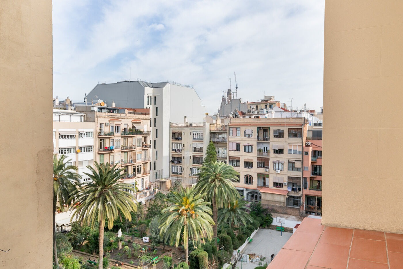 Apartamento en Barcelona, España 4 dormitorios,  No. 140981