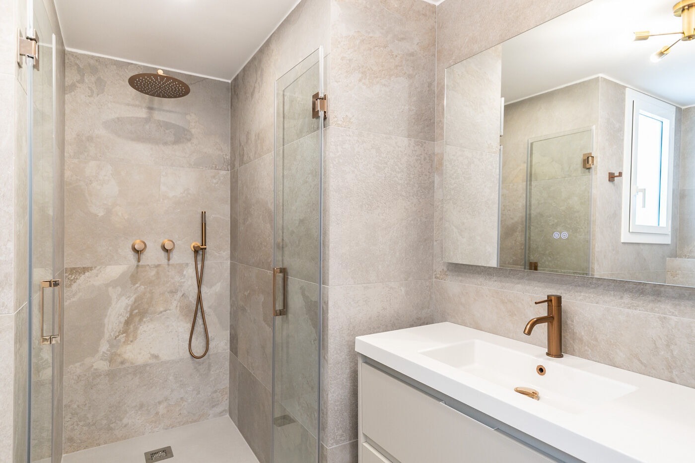 Apartamento en Barcelona, España 4 dormitorios,  No. 140981