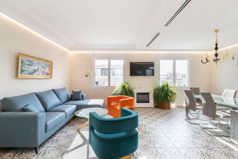 Apartment in Barcelona, Spain 4 bedrooms,  No. 140981