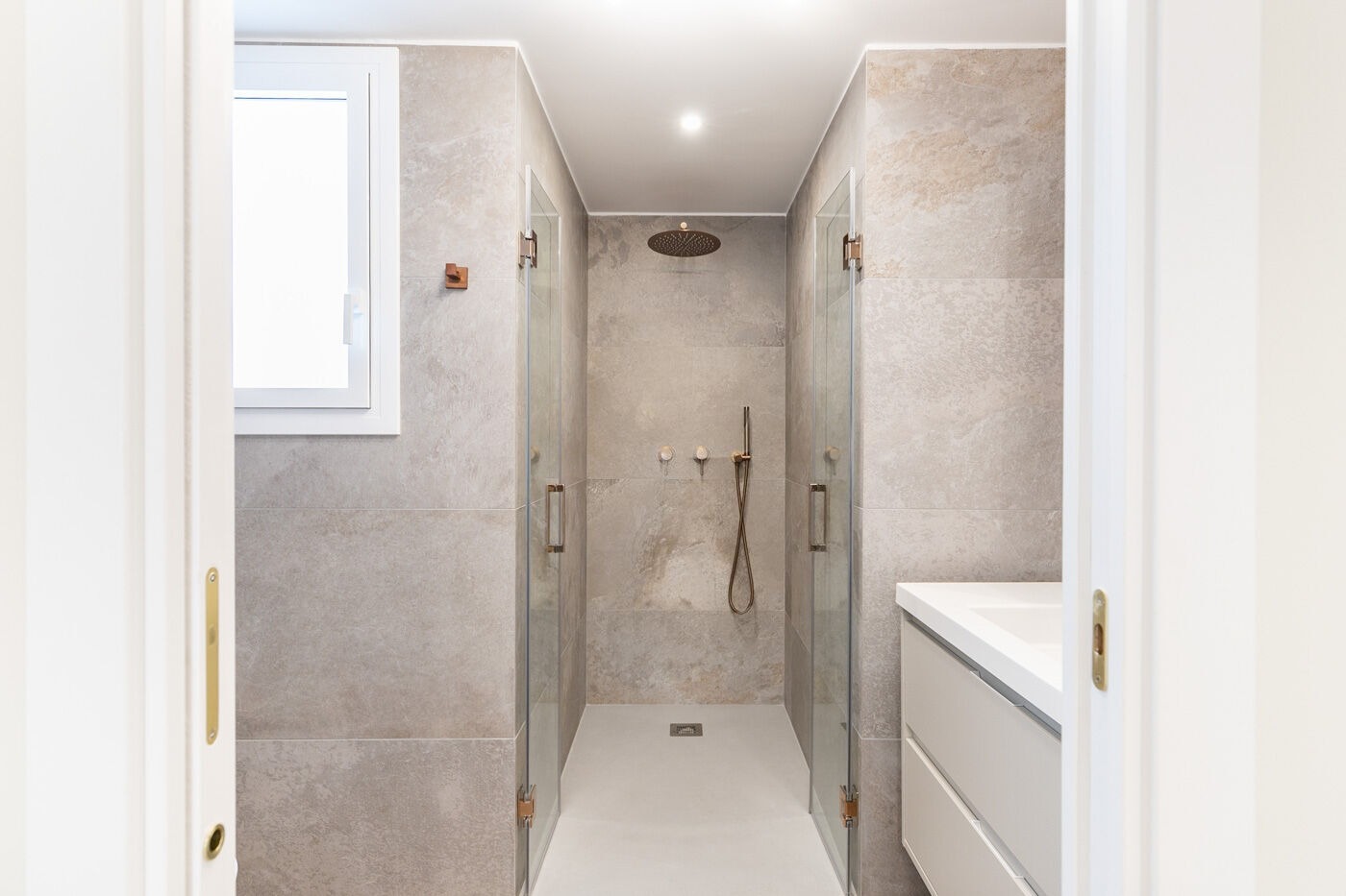 Apartamento en Barcelona, España 4 dormitorios,  No. 140981