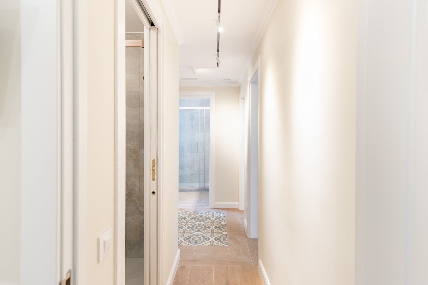 Apartamento en Barcelona, España 4 dormitorios,  No. 140981