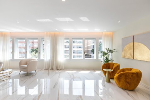 Apartament w Barcelona, Hiszpania 4 sypialnie,  nr 140995