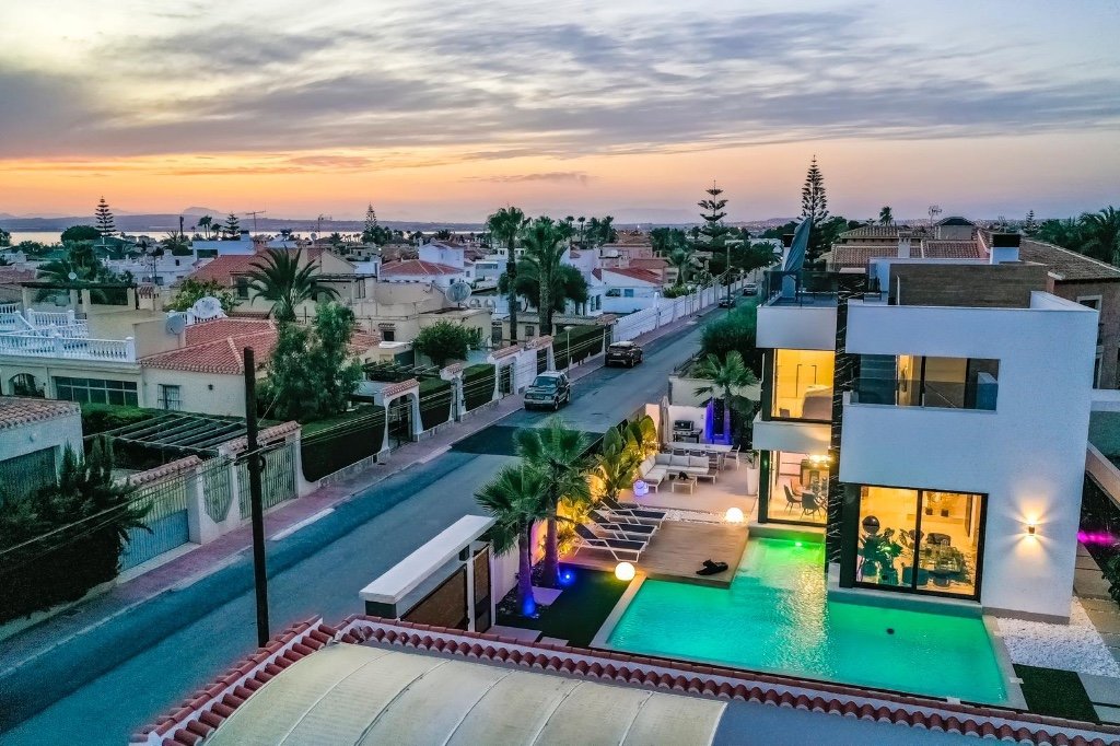 Villa à Torrevieja, Alicante, Espagne 4 chambres, 200 m2 No. 144765