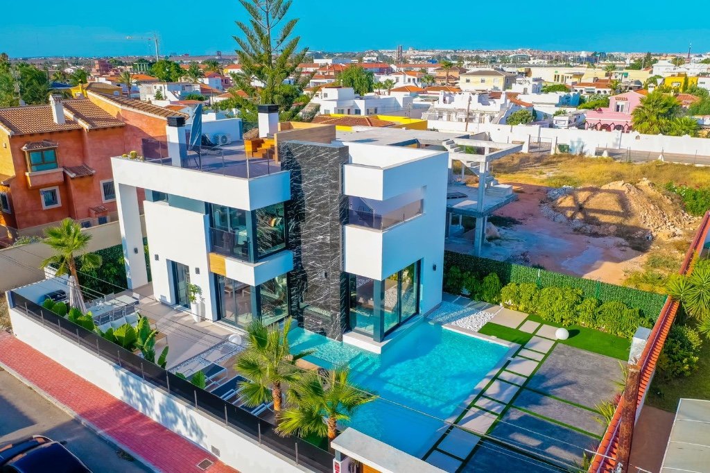 Villa à Torrevieja, Alicante, Espagne 4 chambres, 200 m2 No. 144765