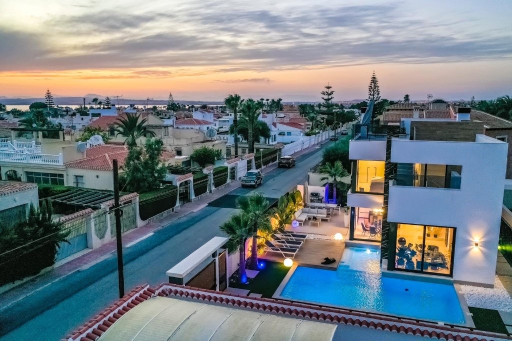 Villa à Torrevieja, Alicante, Espagne 4 chambres, 200 m2 No. 144765