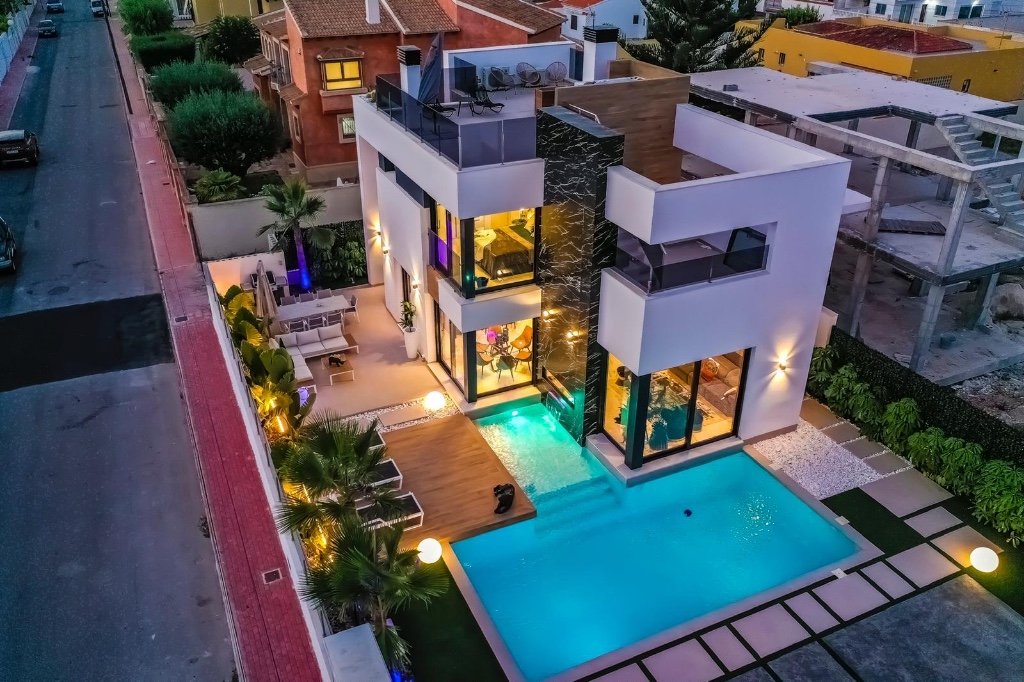 Villa à Torrevieja, Alicante, Espagne 4 chambres, 200 m2 No. 144765