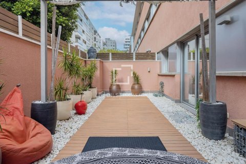 Apartamento en Barcelona, España 3 dormitorios, 90 m2 No. 166330