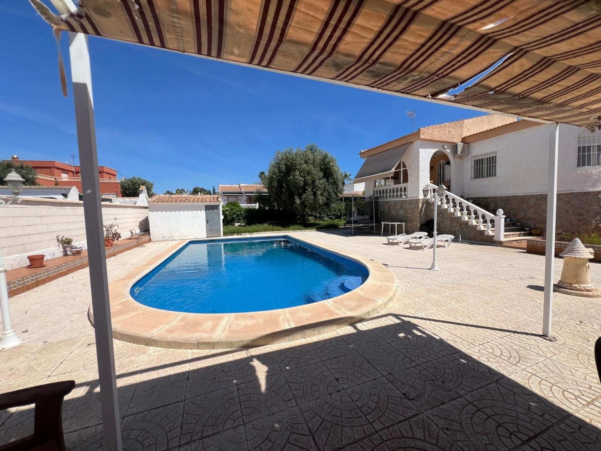 Villa i Torrevieja, Alicante, Spanien 5 sovrum, 190 kvm. Nr. 178180