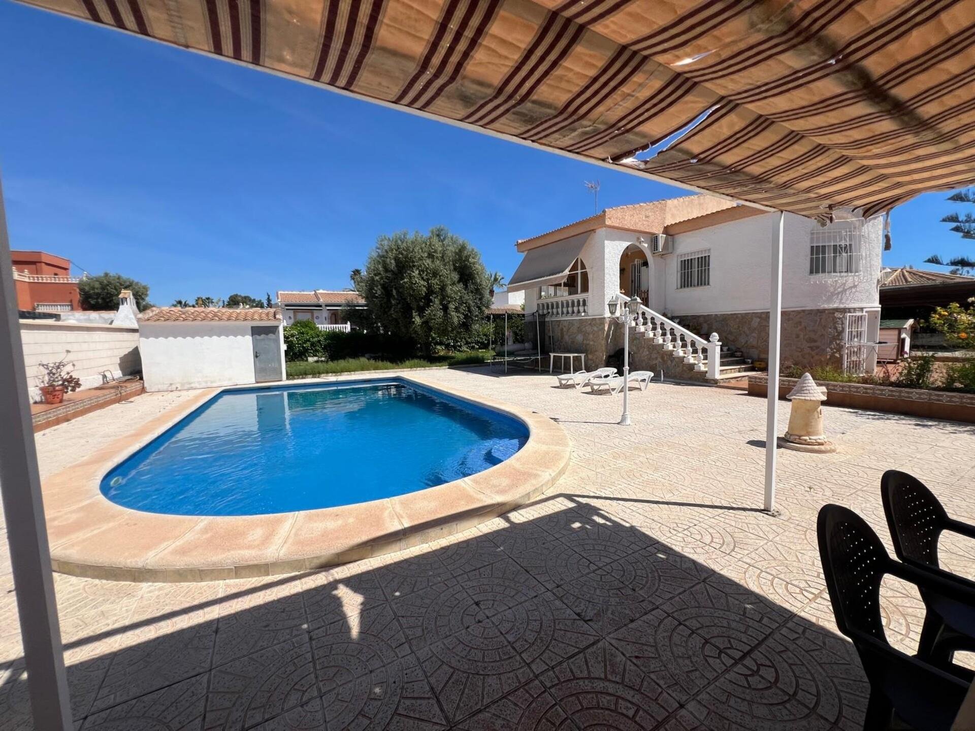 Villa i Torrevieja, Alicante, Spanien 5 sovrum, 190 kvm. Nr. 178180