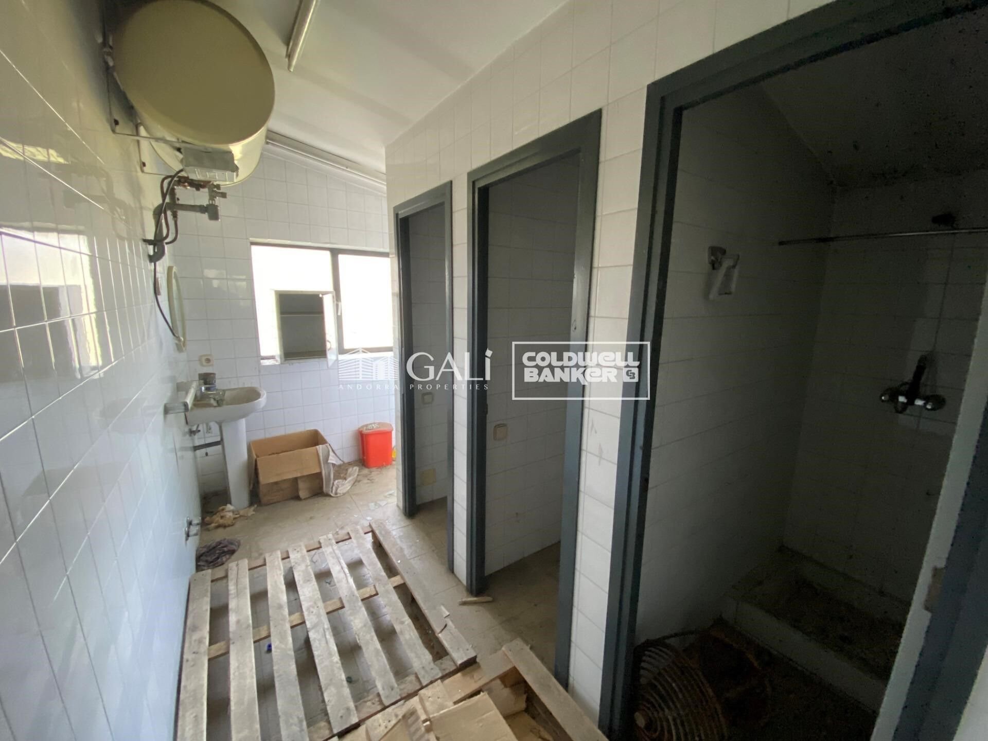 Commercial property in Principado De Andorra (Ninguna Poblacion Tiene C.P.), Lleida, Spain 1186 sq.m. No. 160523