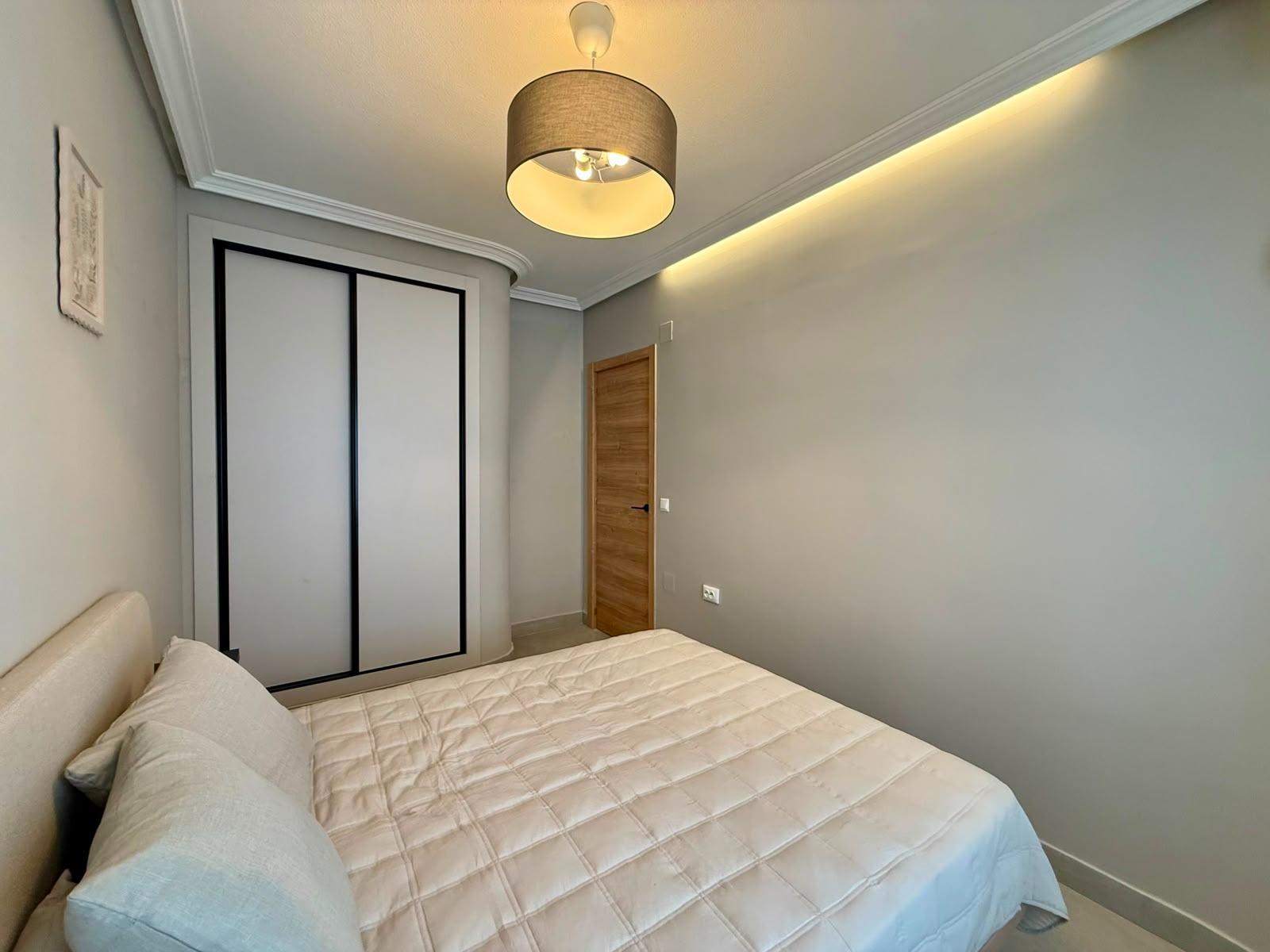 Apartamento en Torrevieja, Alicante, España 2 dormitorios, 80 m2 No. 190060