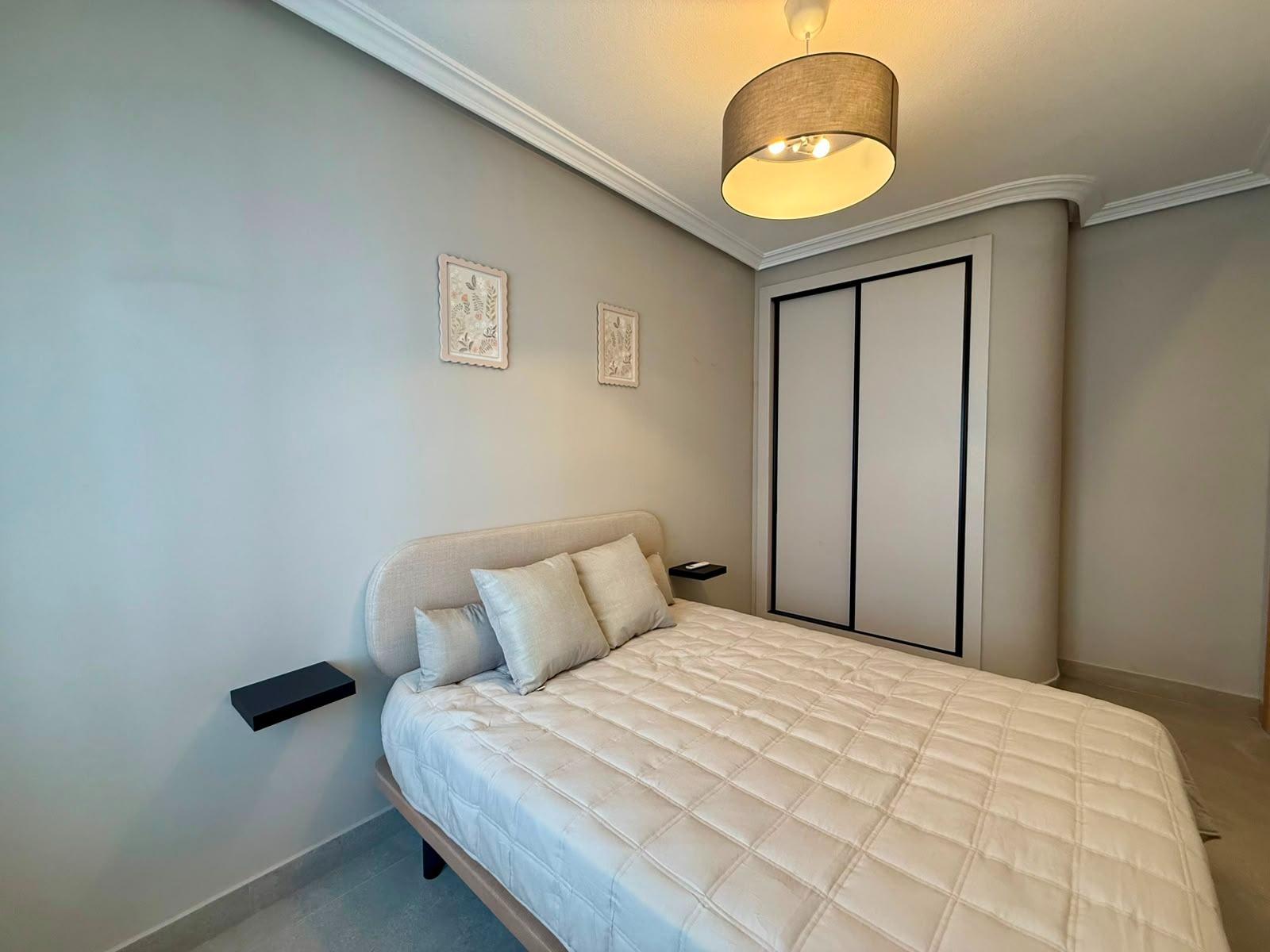 Apartamento en Torrevieja, Alicante, España 2 dormitorios, 80 m2 No. 190060
