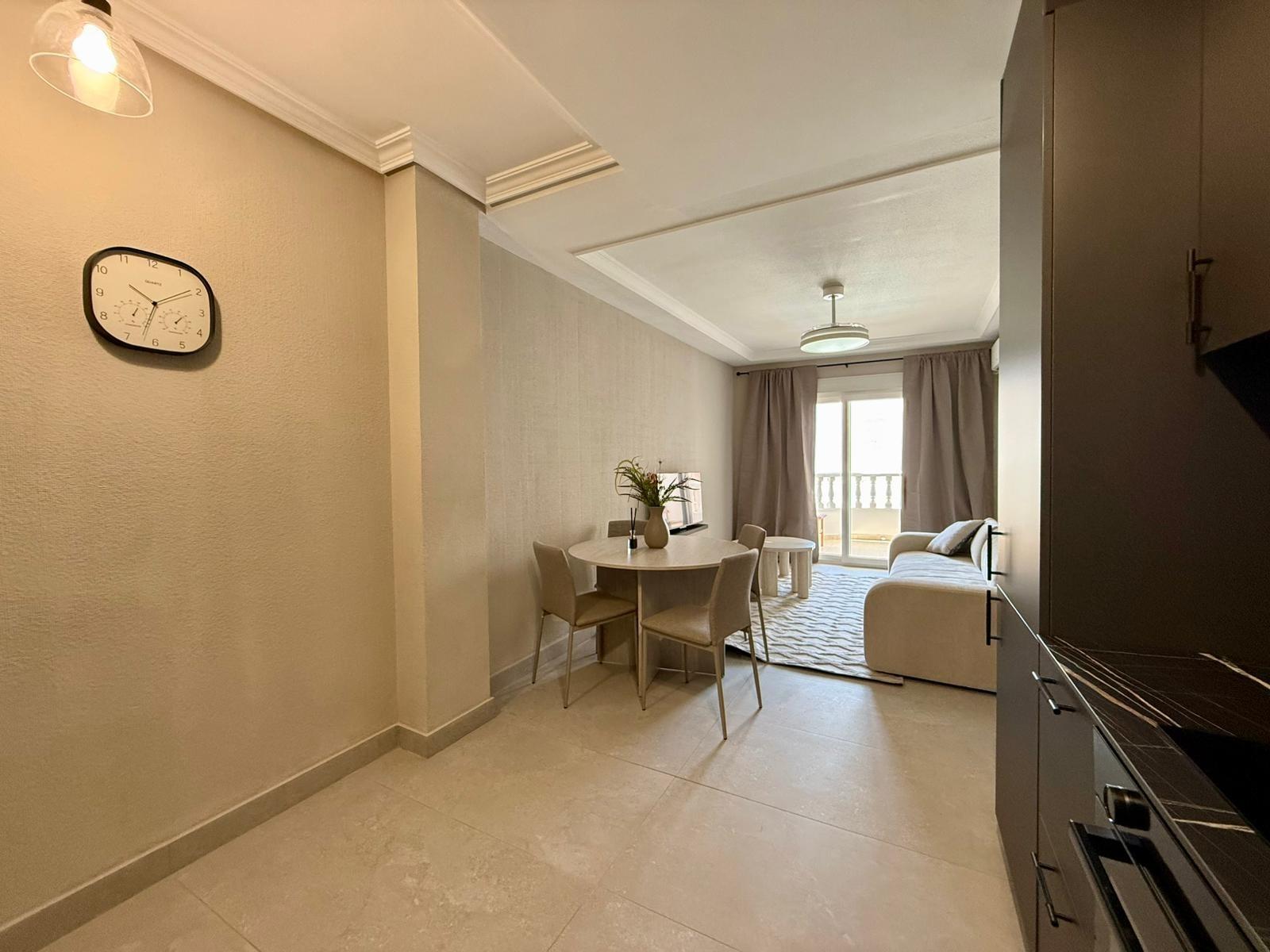 Apartamento en Torrevieja, Alicante, España 2 dormitorios, 80 m2 No. 190060