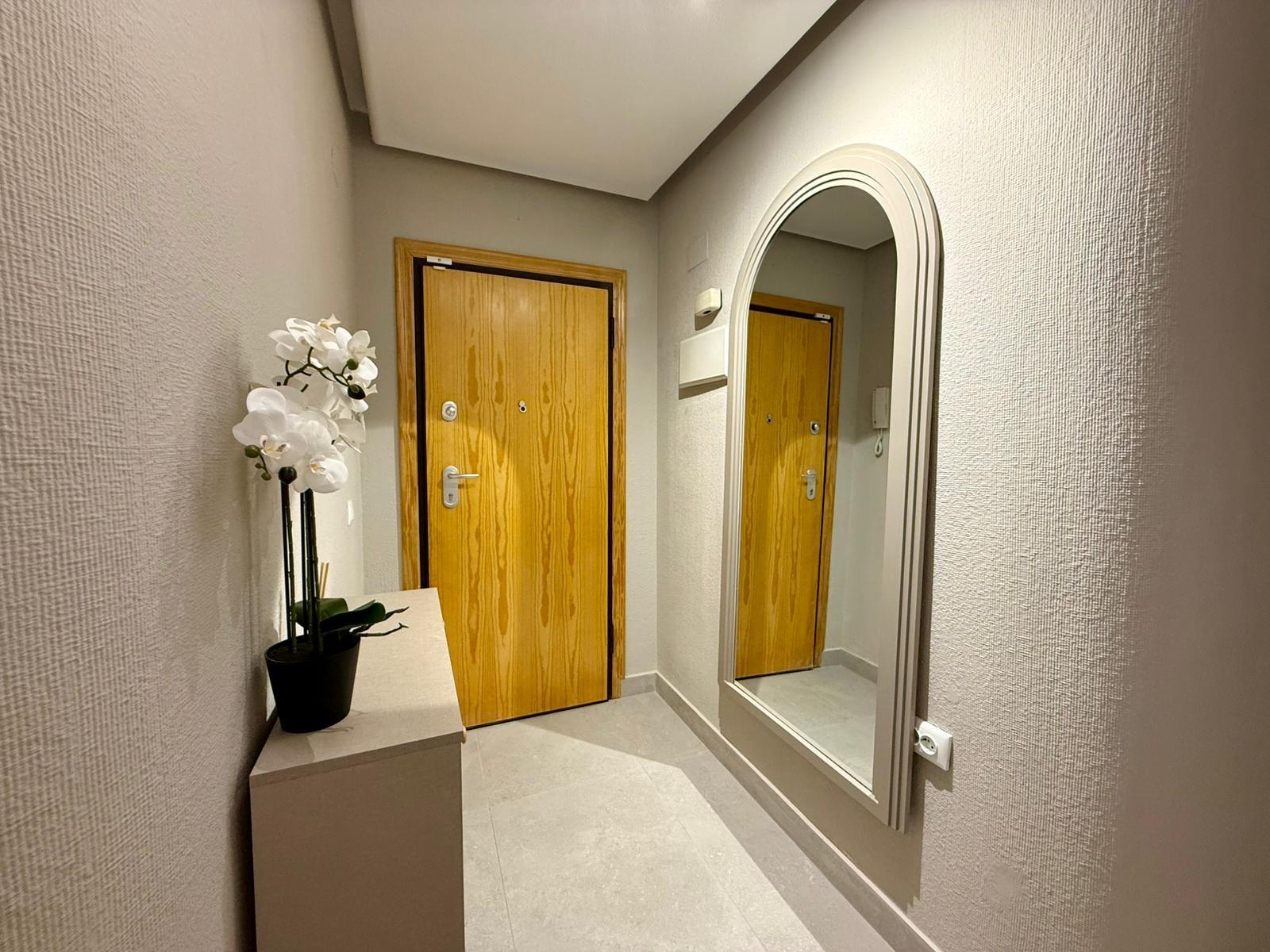 Apartamento en Torrevieja, Alicante, España 2 dormitorios, 80 m2 No. 190060