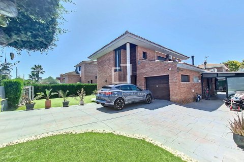 Villa en Vilanova i la Geltrú, Barcelona, España 4 dormitorios, 244 m2 No. 150327