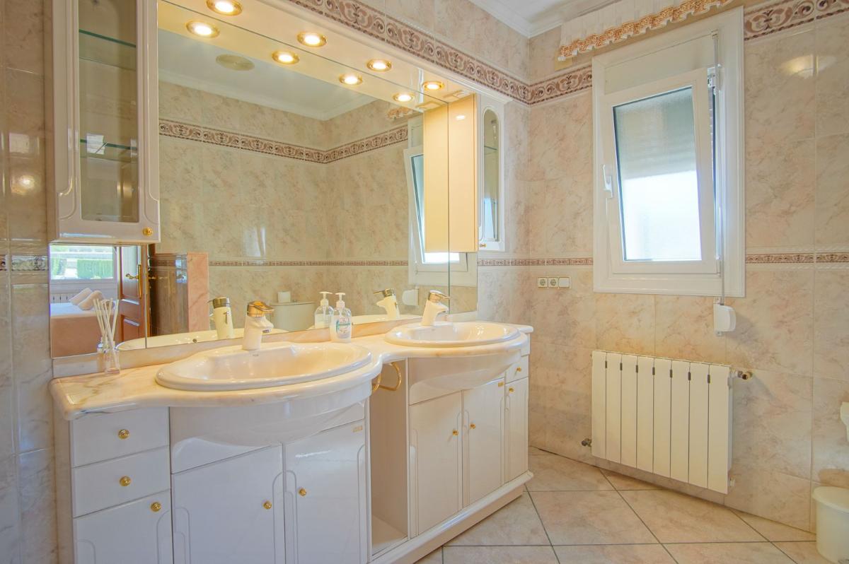 Villa a Benissa, Alicante, Spagna 8 camere da letto, 696 mq. N° 149023
