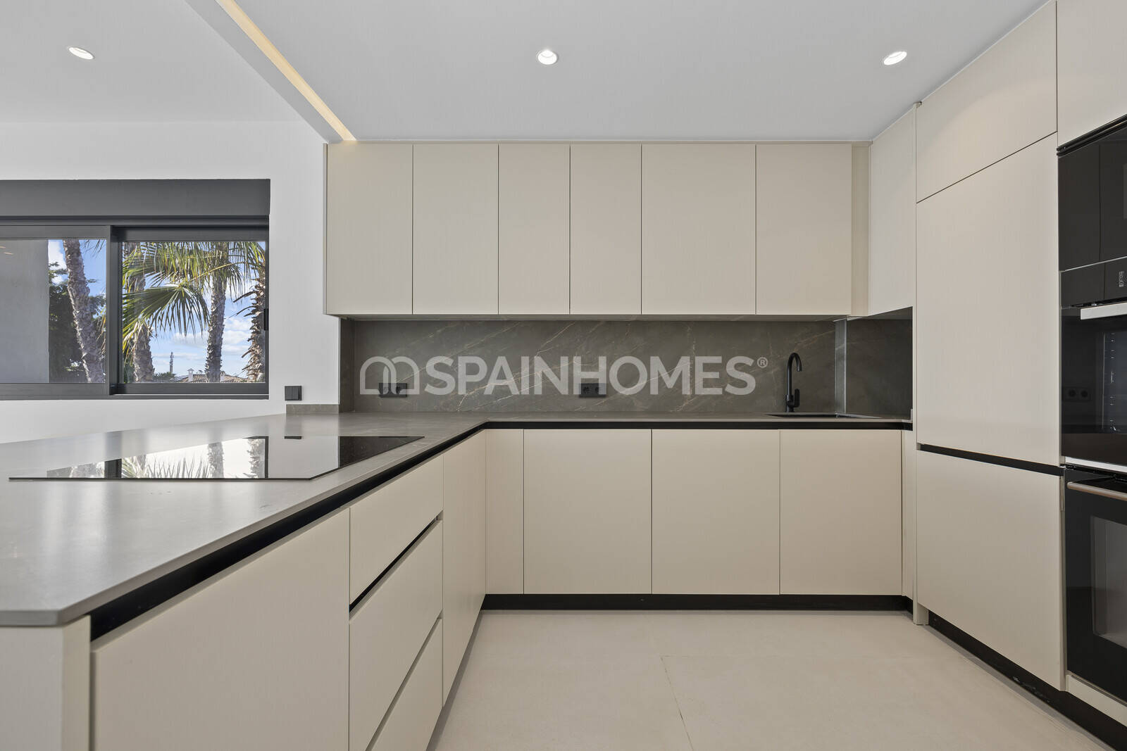 Apartment à Estepona, Malaga, Espagne 5 chambres, 184 m2 No. 168151
