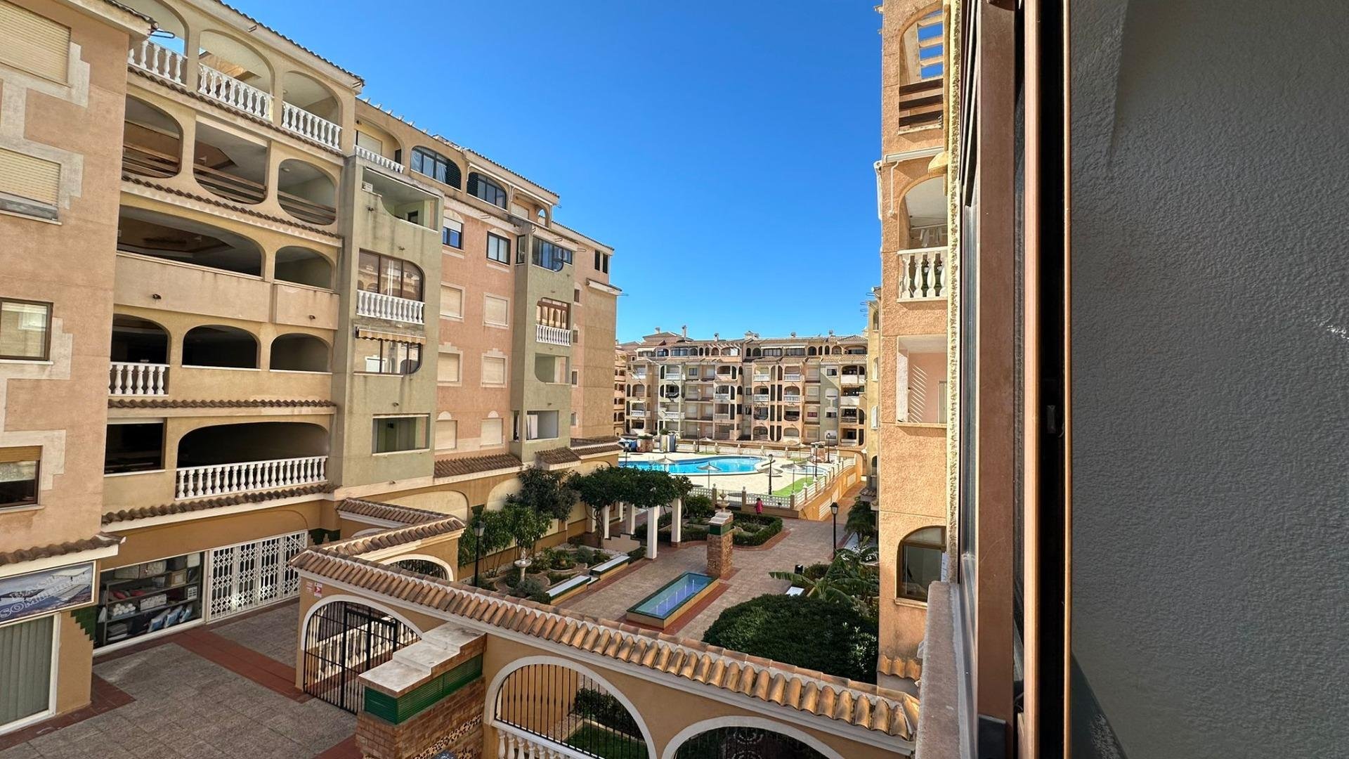 Apartment à Torrevieja, Alicante, Espagne 3 chambres, 104 m2 No. 182939