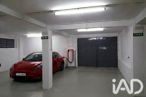 Garage à Madrid, Espagne 207 m2 No. 187788