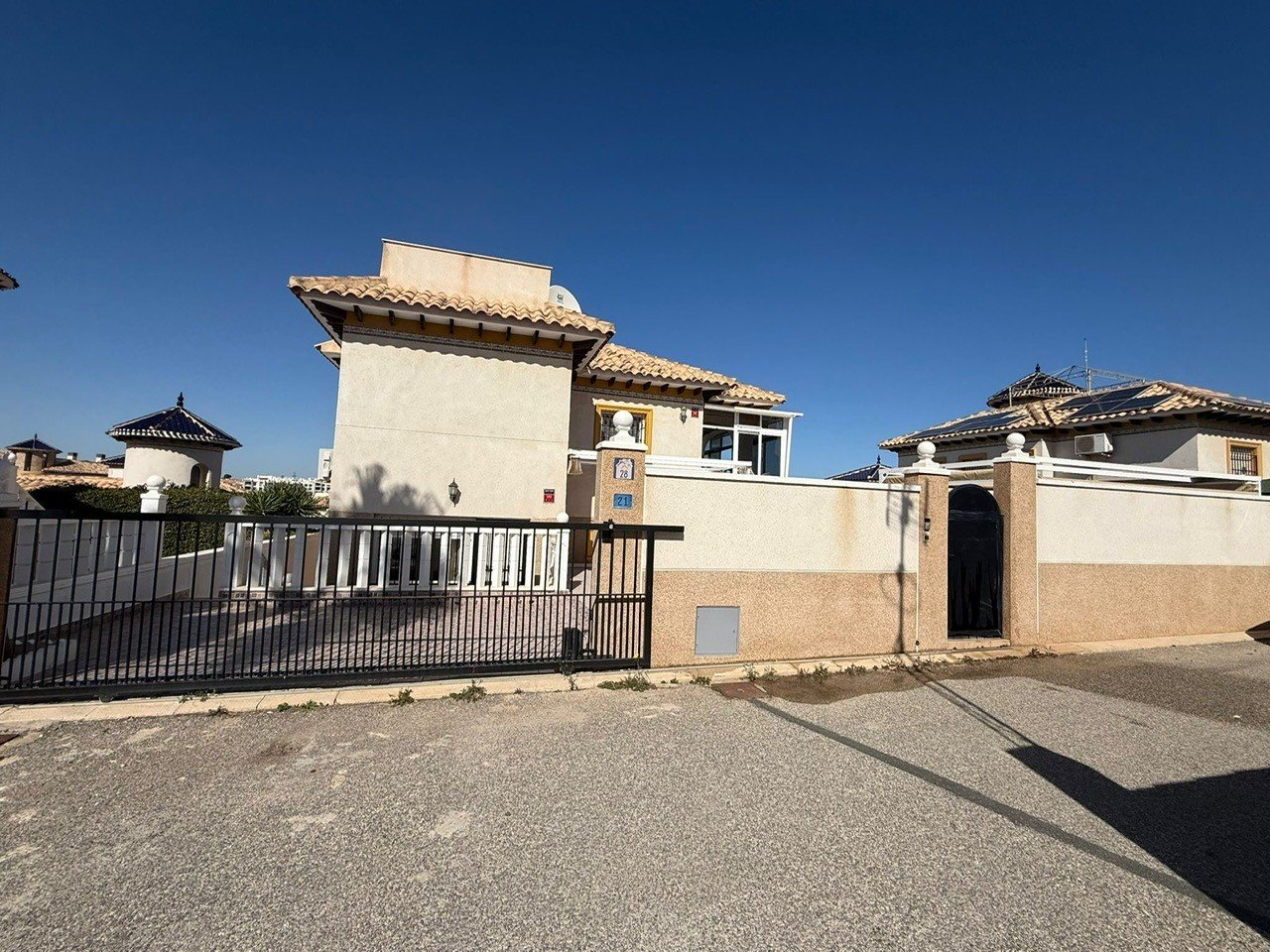 Villa i Alicante, Spanien 5 sovrum, 231 kvm. Nr. 194596