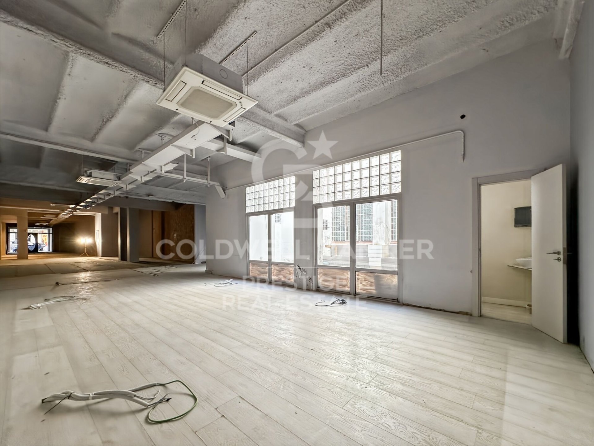 Commercial property à Barcelona, Espagne 556 m2 No. 160468