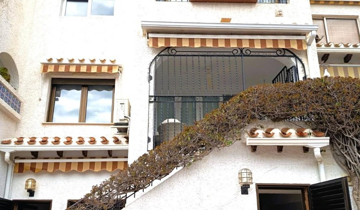 Tvåvåningslägenhet i Cabo Roig, Alicante, Spanien 4 sovrum, 100 kvm. Nr. 196343