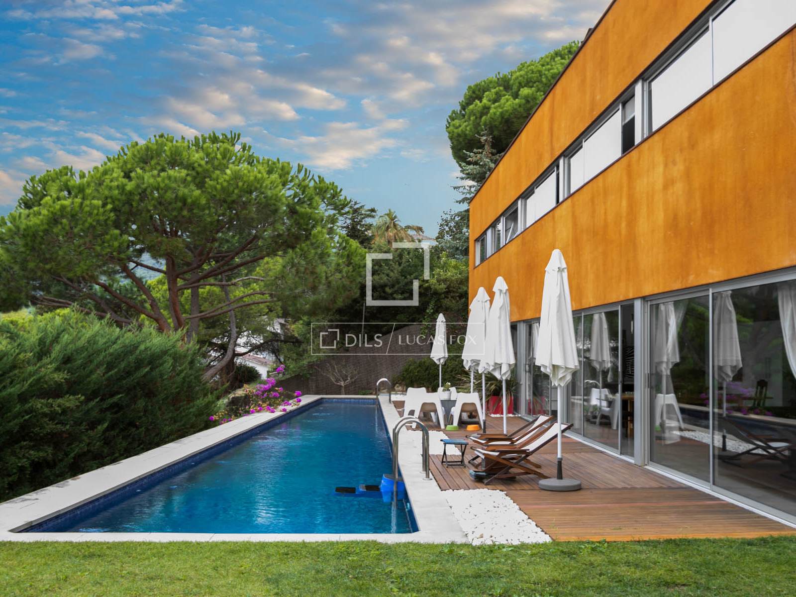 Villa in Cabrils, Barcelona, Spain 2 bedrooms, 290 sq.m. No. 192750