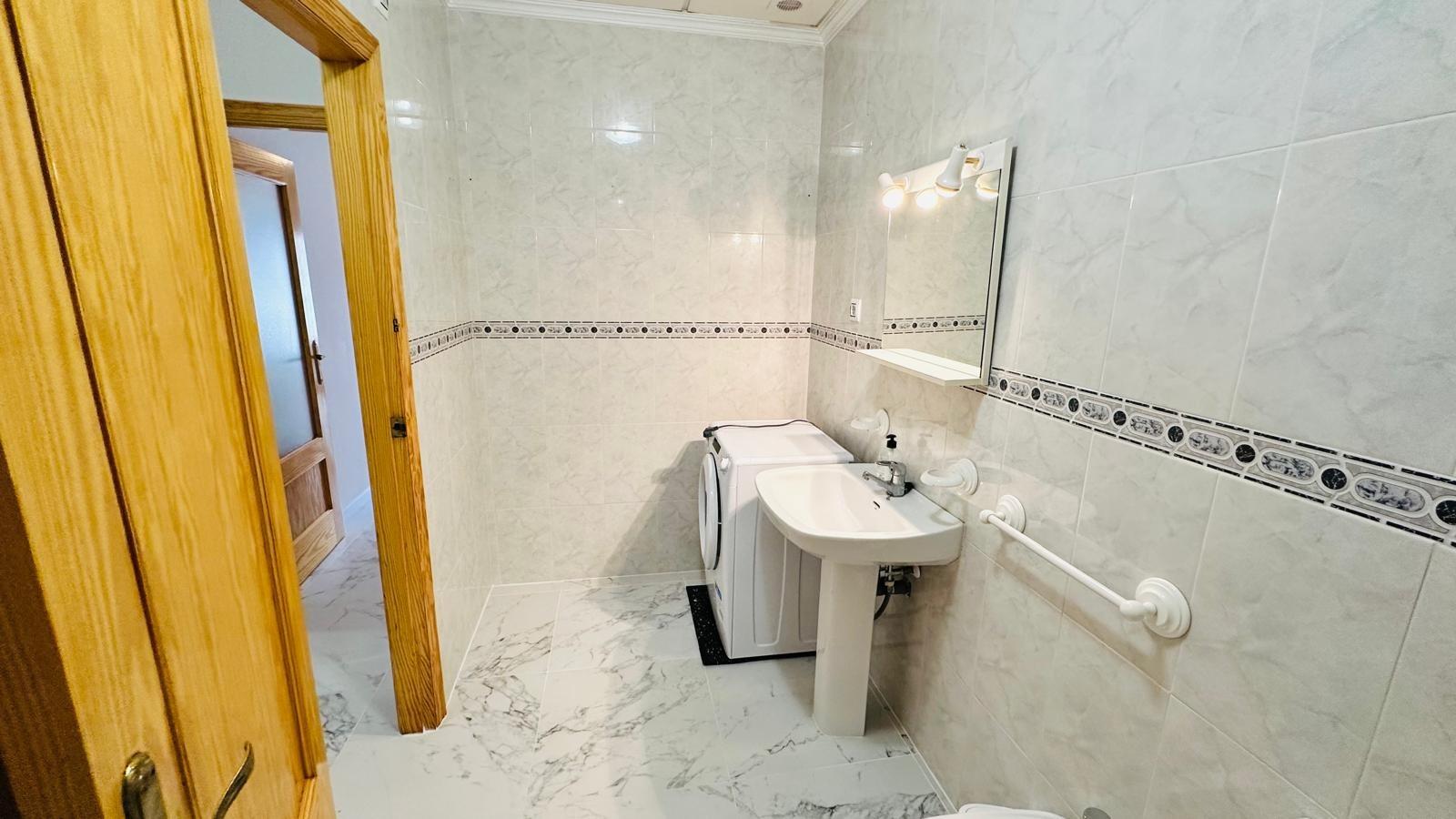 Apartment à Torrevieja, Alicante, Espagne 2 chambres, 68 m2 No. 182853