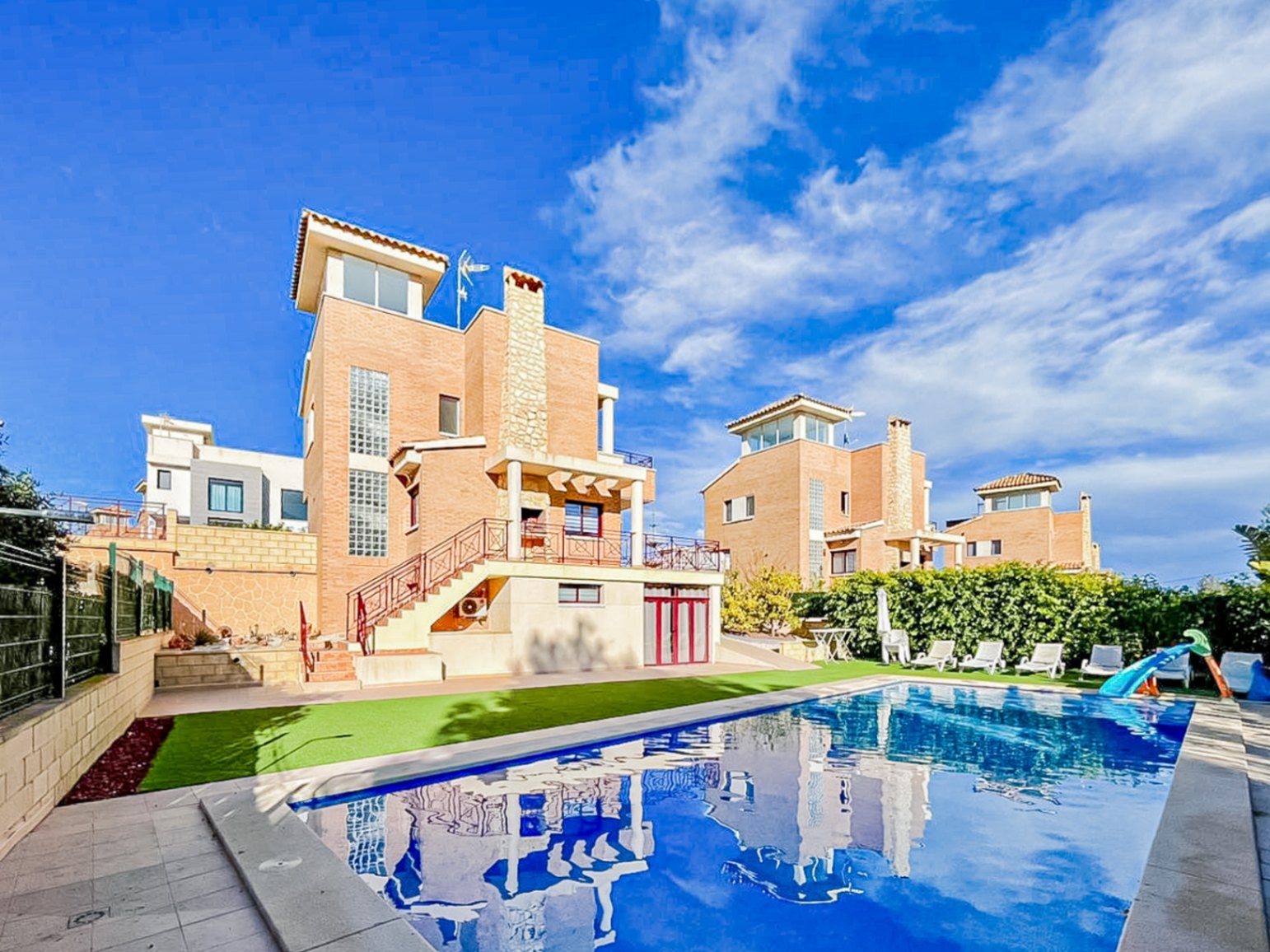 Villa i La Nucia, Alicante, Spanien 4 sovrum, 180 kvm. Nr. 196716
