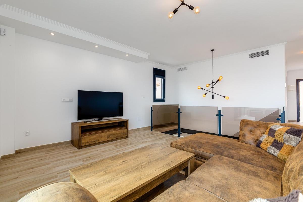 Villa a Torrevieja, Alicante, Spagna 4 camere da letto, 210 mq. N° 95984