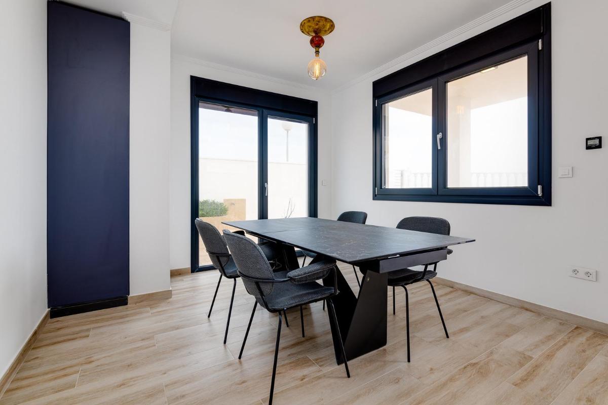 Villa a Torrevieja, Alicante, Spagna 4 camere da letto, 210 mq. N° 95984